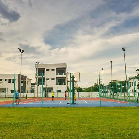 Setia Home Sitiawan Ktv 12+4 Pax Kültér fotó